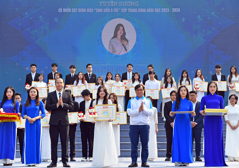 Các cá nhân đạt danh hiệu "Sinh viên 5 tốt" cấp Trung ương năm học 2023-2024 được tuyên dương.