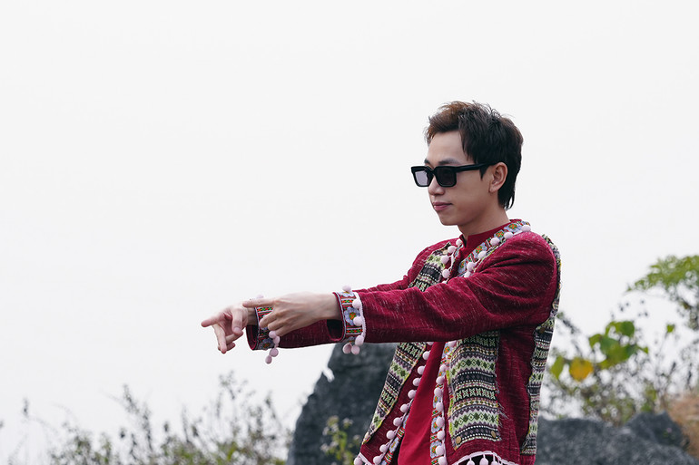 Tạo hình của Double2T trong MV. Tạo hình của Double2T trong MV.