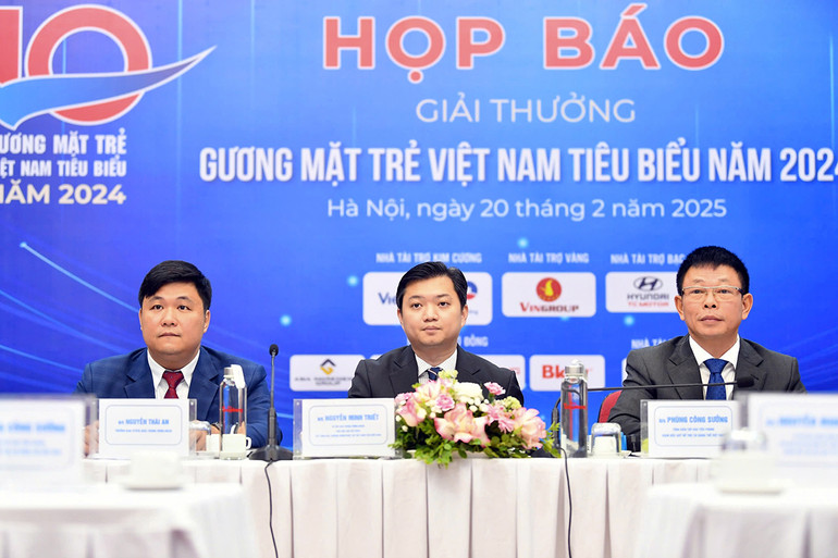 Bí thư Trung ương Đoàn, Chủ tịch Hội Sinh viên Việt Nam Nguyễn Minh Triết (ở giữa) và đại diện Ban Tổ chức trao đổi, cung cấp thông tin về Giải thưởng. Bí thư Trung ương Đoàn, Chủ tịch Hội Sinh viên Việt Nam Nguyễn Minh Triết (ở giữa) và đại diện Ban Tổ chức trao đổi, cung cấp thông tin về Giải thưởng.