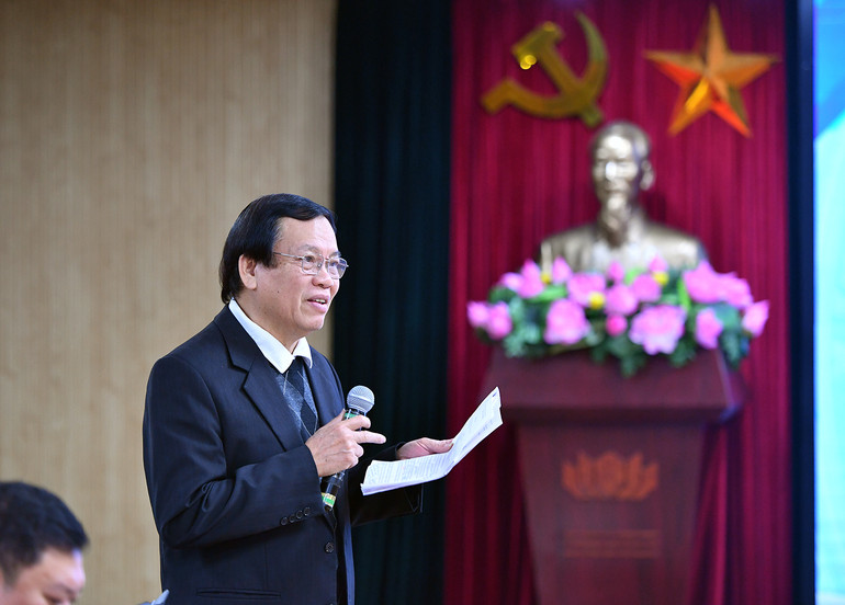 Chủ tịch Hội Cựu Thanh niên xung phong Vũ Trọng Kim thảo luận tại Hội nghị.