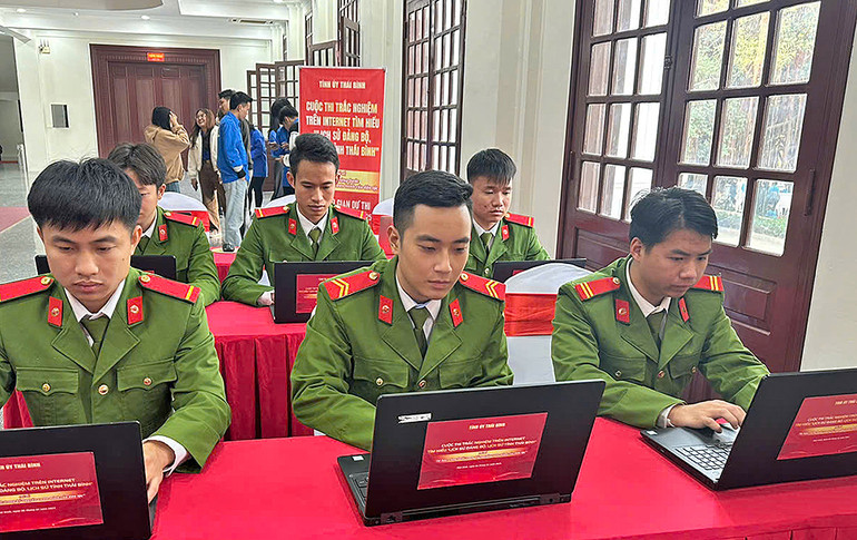 Cán bộ, đoàn viên, thanh niên lực lượng vũ trang địa phương tham gia thi hưởng ứng sau buổi lễ. Cán bộ, đoàn viên, thanh niên lực lượng vũ trang địa phương tham gia thi hưởng ứng sau buổi lễ.