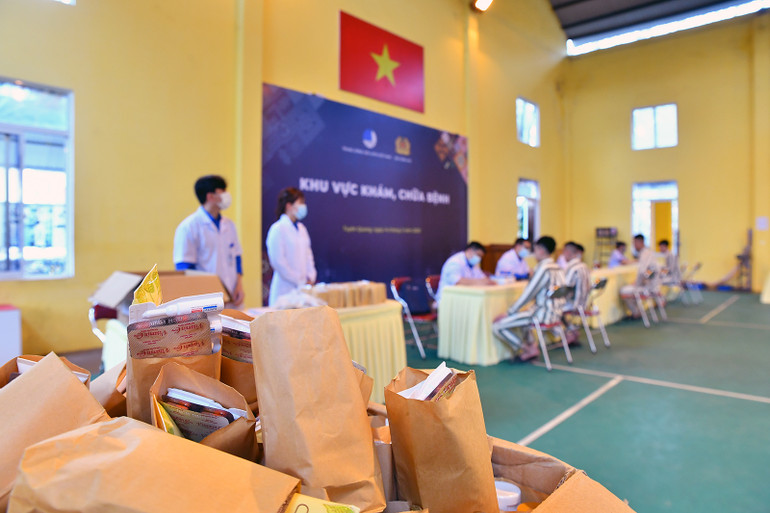 Các y, bác sĩ trẻ tình nguyện khám bệnh, phát thuốc miễn phí tặng các phạm nhân Trại giam Quyết Tiến.