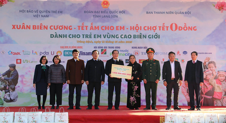 Đại diện Ban tổ chức trao biển tượng trưng nguồn lực tại chương trình.