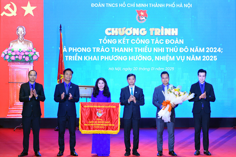 Bí thư Trung ương Đoàn, Chủ tịch Hội Sinh viên Việt Nam Nguyễn Minh Triết (thứ 3 từ phải sang) trao Cờ thi đua xuất sắc tặng các đồng chí đại diện Thành đoàn Hà Nội.