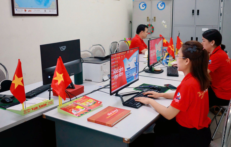 Những ngày này, các cơ quan, công sở phủ đỏ sắc thắm quốc kỳ và bộ công cụ tuyên truyền "Hòa bình đẹp lắm".