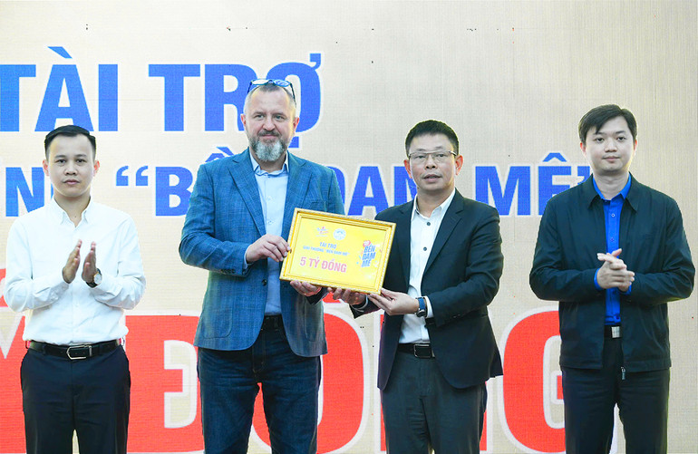 Nhà báo Phùng Công Sưởng tiếp nhận biển tượng trưng số kinh phí hỗ trợ Giải thưởng dưới sự chứng kiến của Bí thư Trung ương Đoàn, Chủ tịch Hội Sinh viên Việt Nam Nguyễn Minh Triết (bên phải) cùng đại diện các đơn vị liên quan. Nhà báo Phùng Công Sưởng tiếp nhận biển tượng trưng số kinh phí hỗ trợ Giải thưởng dưới sự chứng kiến của Bí thư Trung ương Đoàn, Chủ tịch Hội Sinh viên Việt Nam Nguyễn Minh Triết (bên phải) cùng đại diện các đơn vị liên quan.