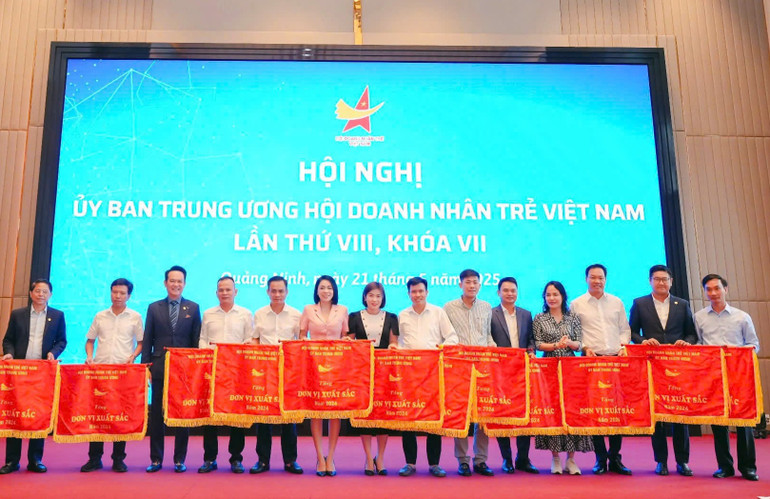 Chủ tịch Hội Doanh nhân trẻ Việt Nam Đặng Hồng Anh (thứ 3 từ trái sang) trao cờ thi đua tặng đại diện các tổ chức hội trên cả nước.