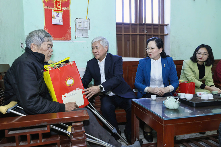 Đồng chí Đỗ Văn Chiến cùng đại diện các bộ, ngành, đoàn thể đến thăm, trao quà tặng cựu chiến binh có hoàn cảnh khó khăn.