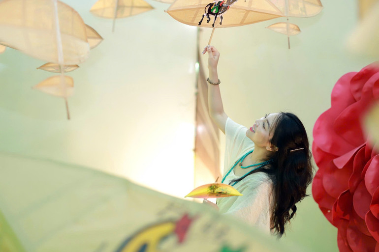 Không chỉ thiếu nhi, mà những người lớn cũng có thể thả hồn về miền tuổi thơ trong không gian hàng trăm con diều.