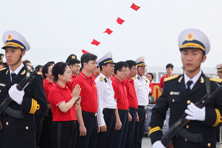 Các thành viên Đoàn công tác tham gia Lễ tưởng niệm các anh hùng liệt sĩ hy sinh vì sự nghiệp bảo vệ chủ quyền biển, đảo trong khuôn khổ hải trình.