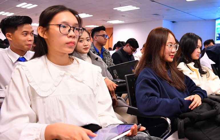 Hội viên, sinh viên, cán bộ Hội tiêu biểu tham dự Tọa đàm.