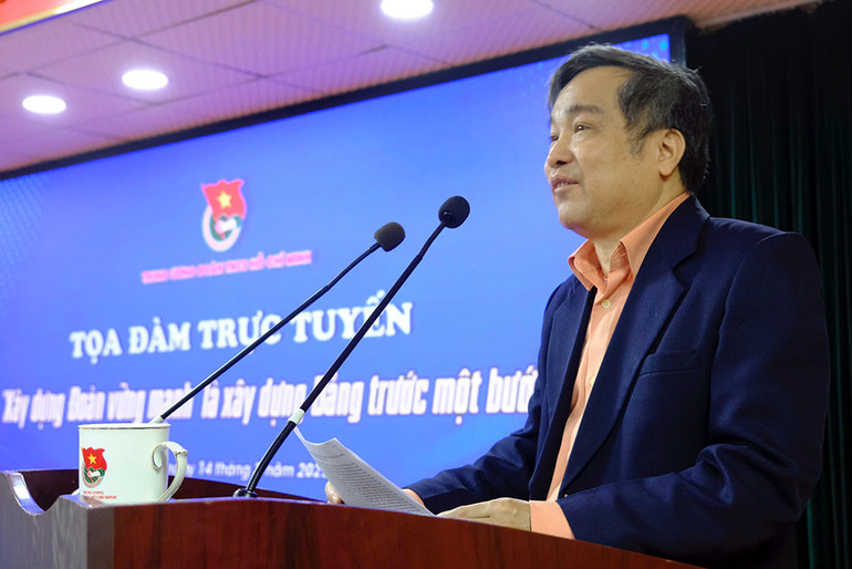 Tiến sĩ Nguyễn Văn Hùng tham luận tại Tọa đàm. Tiến sĩ Nguyễn Văn Hùng tham luận tại Tọa đàm.