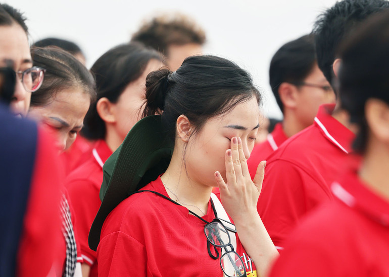 Nhiều thành viên Đoàn công tác không nén được xúc động.