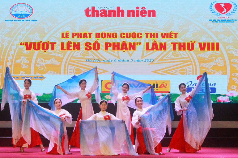 Tiết mục văn nghệ tôn vinh người khuyết tật tại buổi lễ. Tiết mục văn nghệ tôn vinh người khuyết tật tại buổi lễ.