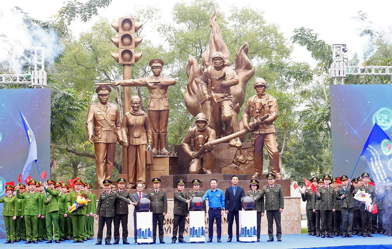 Toàn cảnh lễ ra quân bảo đảm an ninh, trật tự đại hội đảng bộ các cấp, các sự kiện cấp quốc gia, hội nghị quốc tế trên địa bàn Thủ đô năm 2025 của tuổi trẻ công an Thủ đô.