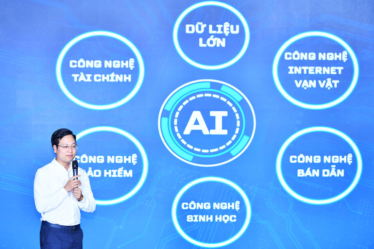 Đồng chí Trần Quang Hưng giới thiệu sơ lược về Cuộc thi tại buổi lễ.