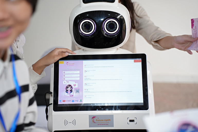 "Cô bé" robot đặc biệt xuất hiện tại Đại hội "Cháu ngoan Bác Hồ" thành phố Hà Nội lần thứ XV.