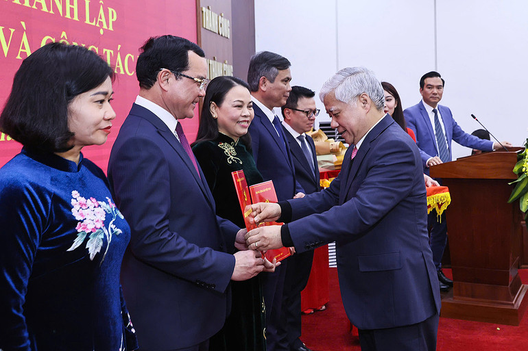 Đồng chí Đỗ Văn Chiến trao các quyết định về công tác nhân sự tại Hội nghị.