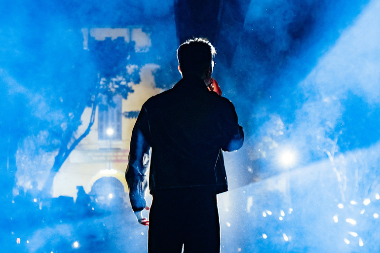 Nam ca sĩ Vũ xuất hiện trong không khí sôi nổi của chương trình. Nam ca sĩ Vũ xuất hiện trong không khí sôi nổi của chương trình.