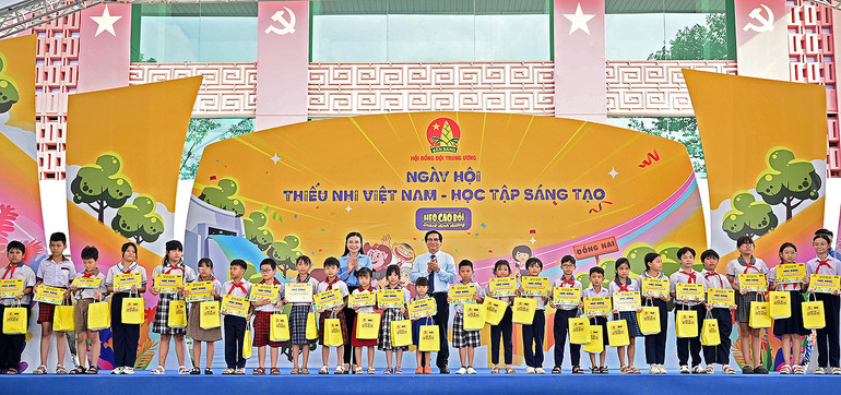 Bí thư Trung ương Đoàn, Chủ tịch Hội đồng Đội Trung ương Nguyễn Phạm Duy Trang (bên trái, hàng sau) cùng đại diện chính quyền địa phương trao quà tặng thiếu nhi hoàn cảnh khó khăn.