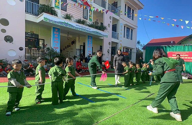 Một trò chơi trong khuôn khổ hoạt động "Cháu yêu chú bộ đội" tổ chức ngay tại khuôn viên điểm trường chính Trường mầm non Kim Nọi (xã Kim Nọi, huyện Mù Cang Chải, tỉnh Yên Bái).