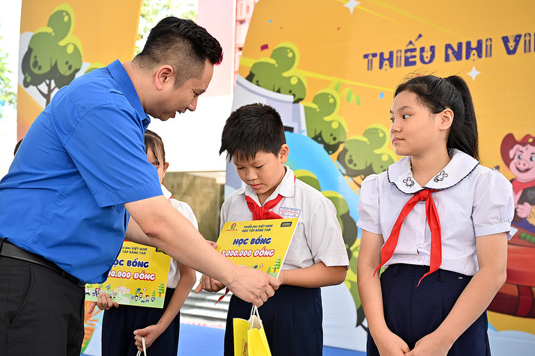 Đồng chí Lê Anh Quân trao quà tặng thiếu nhi địa phương hoàn cảnh khó khăn tại Ngày hội.