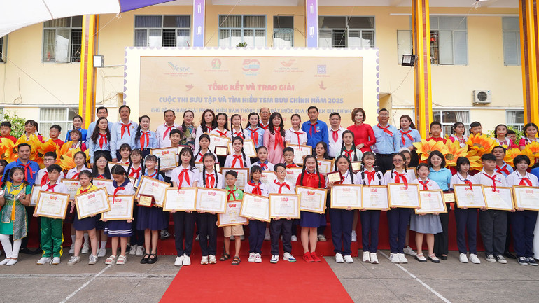 Đại diện các ban, ngành, đoàn thể và Ban tổ chức cùng những thí sinh giành giải cao của Cuộc thi.