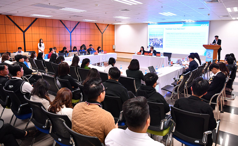 Các đại biểu tham luận tại Tọa đàm.