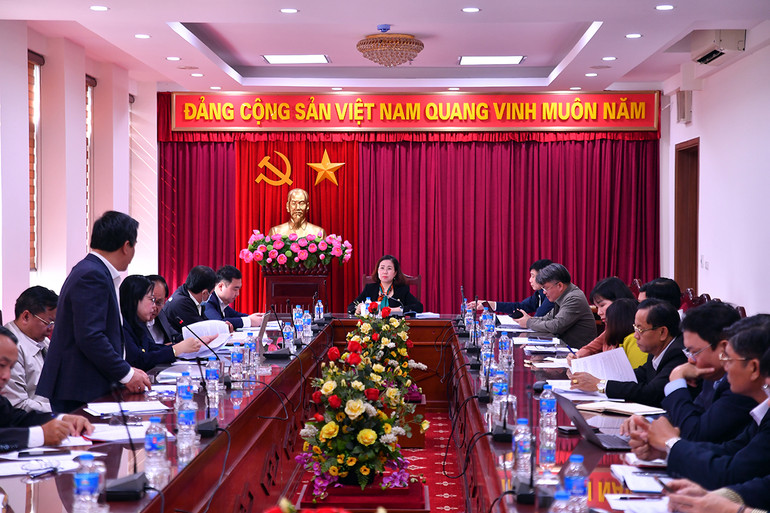 Các đại biểu thảo luận tại tổ dưới sự điều hành của Phó Chủ tịch Hội Nông dân Việt Nam Bùi Thị Thơm.