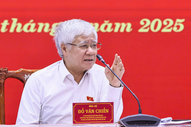 Đồng chí Đỗ Văn Chiến phát biểu ý kiến tại phiên họp.