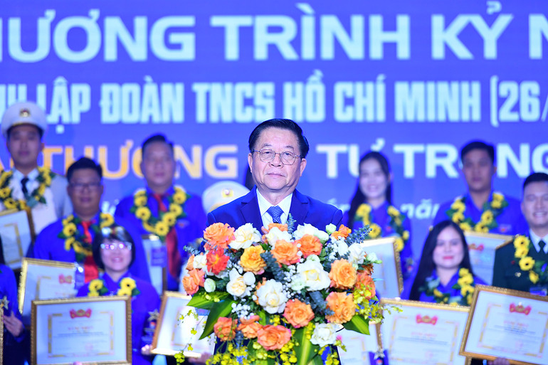 Đồng chí Nguyễn Trọng Nghĩa phát biểu ý kiến tại buổi lễ.