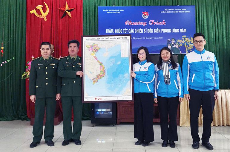 Cán bộ, đoàn viên, thanh niên Khối Doanh nghiệp Trung ương đến thăm hỏi, động viên, trao quà tặng cán bộ, chiến sĩ Đồn Biên phòng Nặm Nhũng.