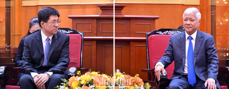 Từ phải qua: Đồng chí Đỗ Văn Chiến và đồng chí A Đông.