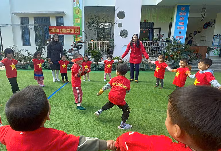 Các em nhỏ vùng cao hào hứng tham gia chơi "bịt mắt bắt dê". Trong ảnh, cô Đỗ Thị Loan (áo đen) cùng tập thể giáo viên nhà trường cùng hướng dẫn, cổ vũ để các em thêm phần sôi nổi.