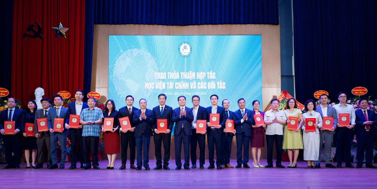 Đại diện Học viện Tài chính và các bên liên quan ký kết hợp tác tại diễn đàn. Đại diện Học viện Tài chính và các bên liên quan ký kết hợp tác tại diễn đàn.