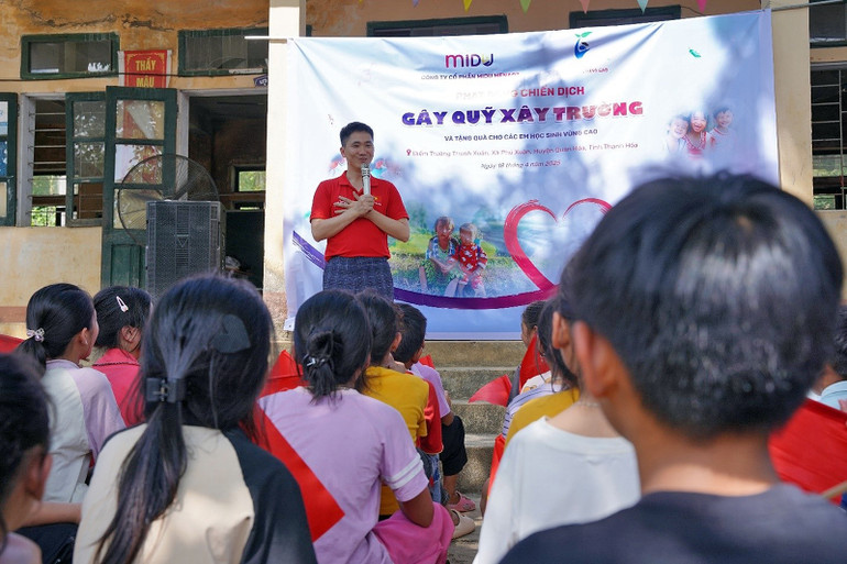 Ông Nguyễn Xuân Hợp trò chuyện với học sinh Điểm trường Tân Sơn.