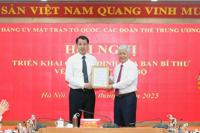 Đồng chí Đỗ Văn Chiến thay mặt Bộ Chính trị, Ban Bí thư Trung ương Đảng trao quyết định cho đồng chí Ngô Văn Cương. Đồng chí Đỗ Văn Chiến thay mặt Bộ Chính trị, Ban Bí thư Trung ương Đảng trao quyết định cho đồng chí Ngô Văn Cương.