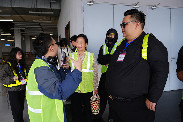 Các thành viên của dự án thực hiện những cảnh quay tại sân bay. Các thành viên của dự án thực hiện những cảnh quay tại sân bay.