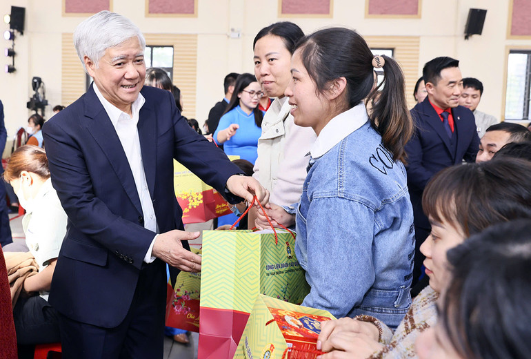 Đồng chí Đỗ Văn Chiến thay mặt Ủy ban Trung ương Mặt trận Tổ quốc Việt Nam và các đơn vị liên quan trao quà tặng nhân dân trước thềm Tết Nguyên đán Ất Tỵ 2025.