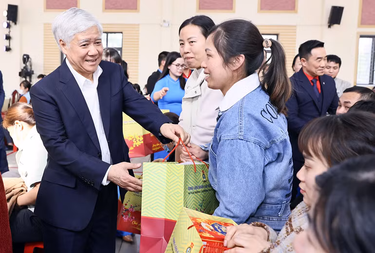 Đồng chí Đỗ Văn Chiến thay mặt Ủy ban Trung ương Mặt trận Tổ quốc Việt Nam và các đơn vị liên quan trao quà tặng nhân dân trước thềm Tết Nguyên đán Ất Tỵ 2025.