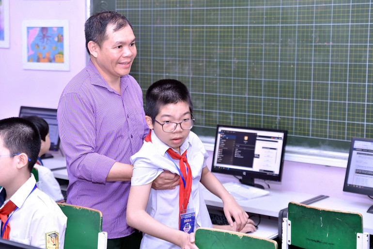 Một thí sinh khuyết tật được phụ huynh hỗ trợ di chuyển vào vị trí thi. Được biết, em là một trong những học sinh nhiều năm đạt thành tích xuất sắc và rất đam mê công nghệ thông tin. Một thí sinh khuyết tật được phụ huynh hỗ trợ di chuyển vào vị trí thi. Được biết, em là một trong những học sinh nhiều năm đạt thành tích xuất sắc và rất đam mê công nghệ thông tin.