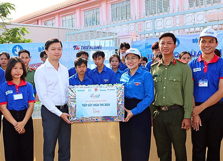 Bí thư Trung ương Đoàn, Chủ tịch Hội Sinh viên Việt Nam Nguyễn Minh Triết đến thăm, trao quà tặng các đội hình "Tiếp sức mùa thi". Bí thư Trung ương Đoàn, Chủ tịch Hội Sinh viên Việt Nam Nguyễn Minh Triết đến thăm, trao quà tặng các đội hình "Tiếp sức mùa thi".
