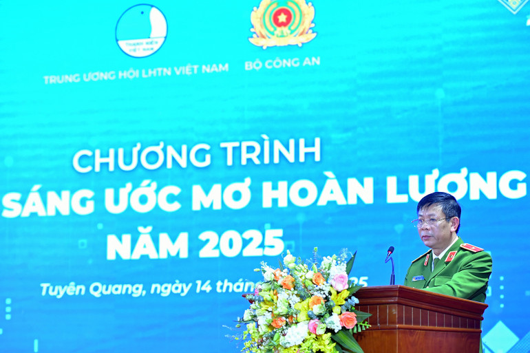 Thiếu tướng Nguyễn Ngọc Tuyến phát biểu ý kiến tại chương trình.