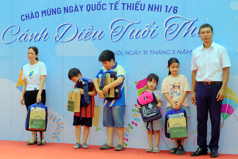 Tại buổi Lễ khai mạc Chương trình, Ban tổ chức đã trao quà tặng thiếu nhi, đại diện gia đình thiếu nhi có hoàn cảnh khó khăn ở địa phương.