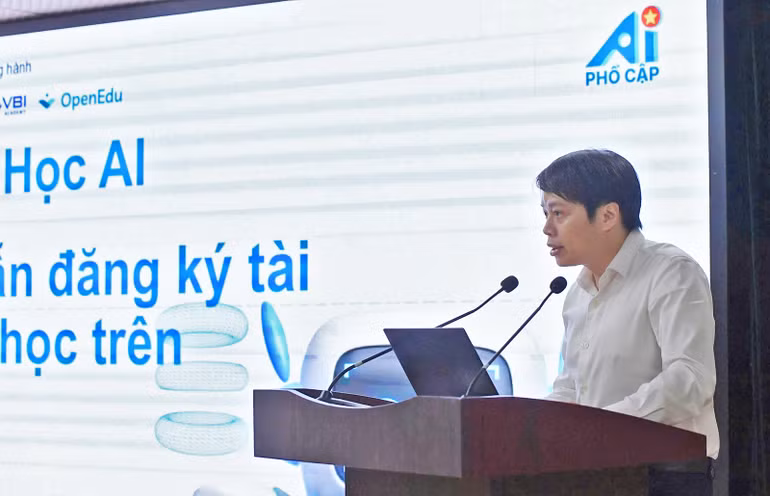 Phó Chủ tịch Thường trực, Tổng Thư ký Hội Thầy thuốc trẻ Việt Nam Nguyễn Hữu Tú trình bày các nội dung tập huấn.