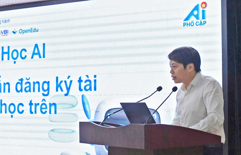 Phó Chủ tịch Thường trực, Tổng Thư ký Hội Thầy thuốc trẻ Việt Nam Nguyễn Hữu Tú trình bày các nội dung tập huấn.