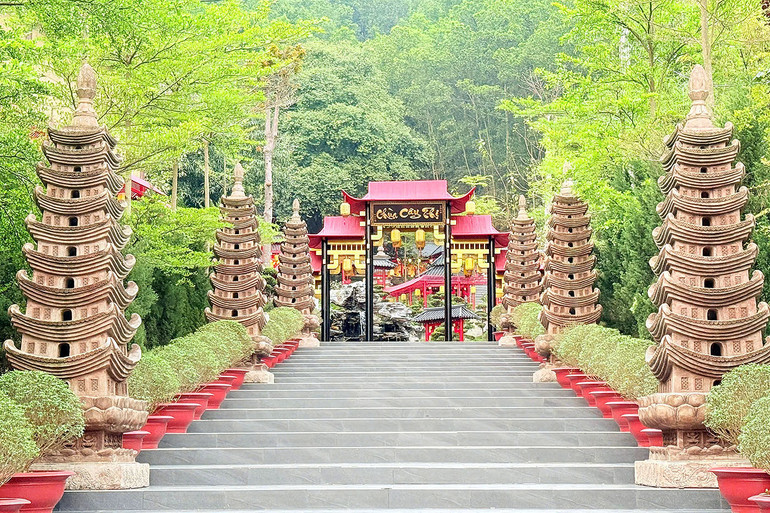 Lối đi lên chùa Cây Thị đã được tu sửa, phục dựng. Lối đi lên chùa Cây Thị đã được tu sửa, phục dựng.