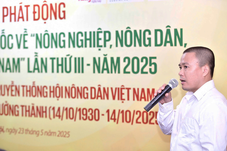 Đại diện Ban tổ chức cung cấp thông tin về Cuộc thi viết "Ký ức Hà Nội" lần thứ 3 tại buổi lễ.