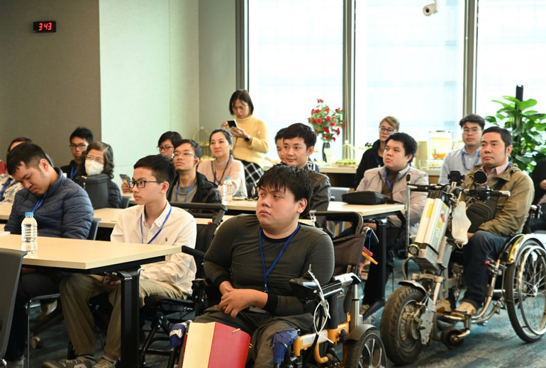 Các đại biểu thanh niên khuyết tật tham dự chương trình.