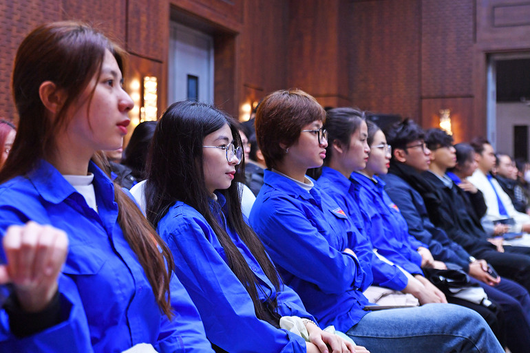 Các bạn trẻ chăm chú học tập Nghị quyết. Các bạn trẻ chăm chú học tập Nghị quyết.